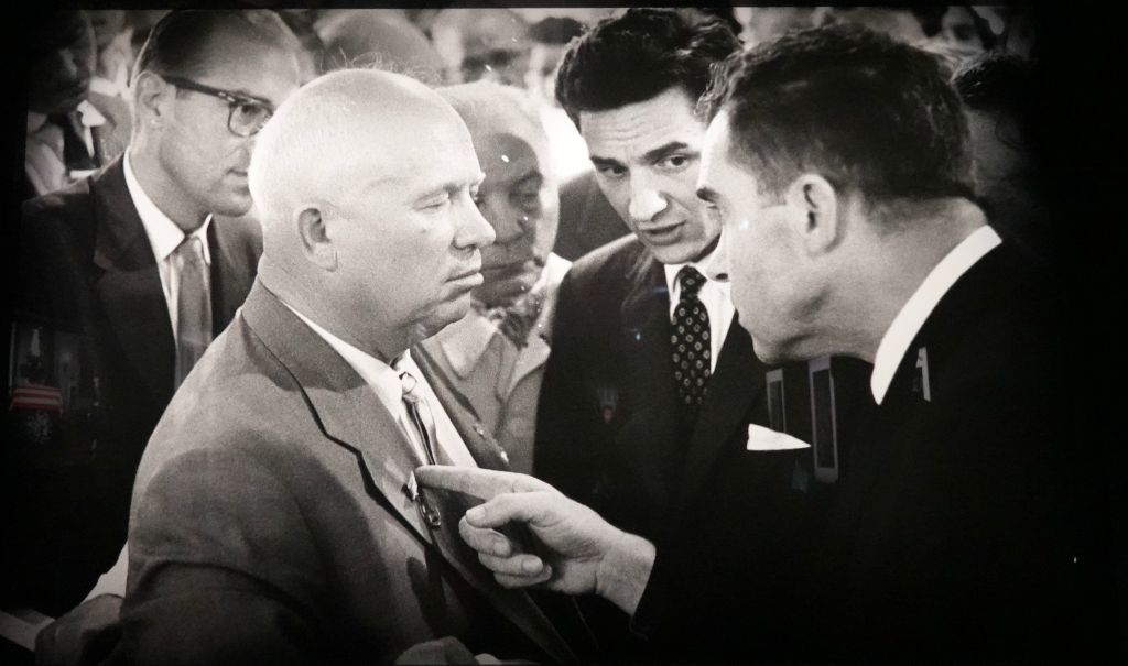 Il a photographié de nombreuses personnalités, ici Khrouchtchev et Nixon, juillet 1959 à Moscou